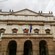 El exterior neoclásico de un teatro de ópera